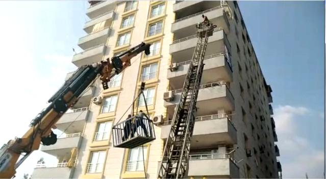 İtfaiyenin merdiveni yetişmeyince yangına vinçle müdahale edildi